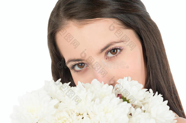 女人因为一束白菊花而向外看