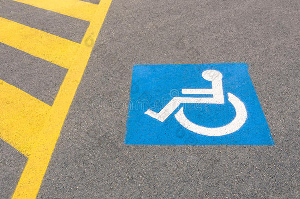 残疾人路牌停车场