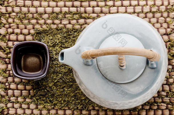 木<strong>制茶</strong>杯和茶壶