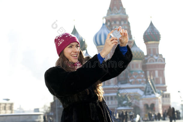 一名妇女在莫斯科拍摄景点