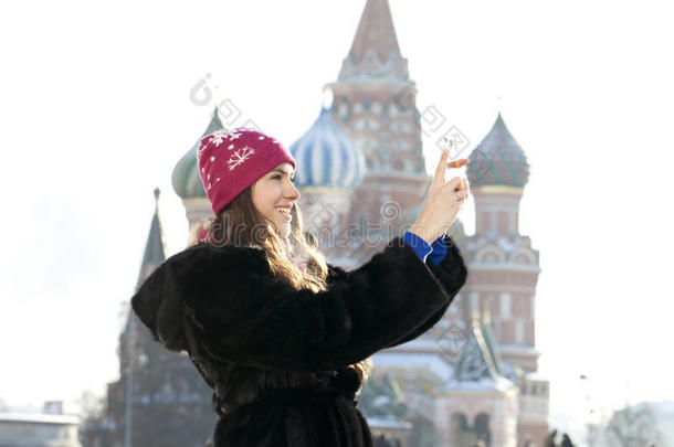 年轻女子在莫斯科拍摄景点