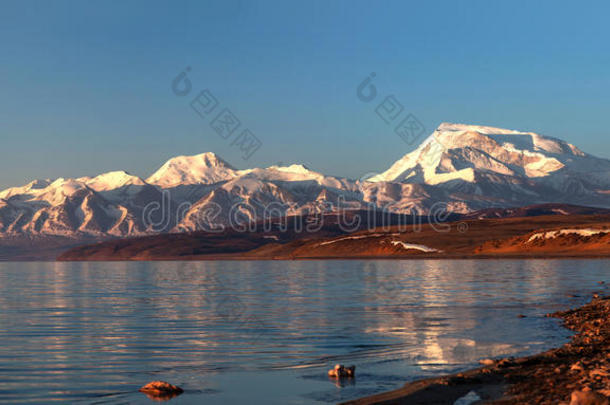 ti西部manasarovar湖和gurla mandhata峰全景图