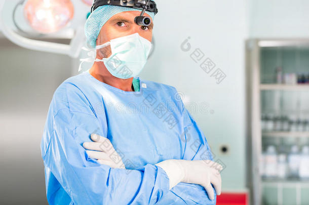 医院-手术室的医生或外科医生