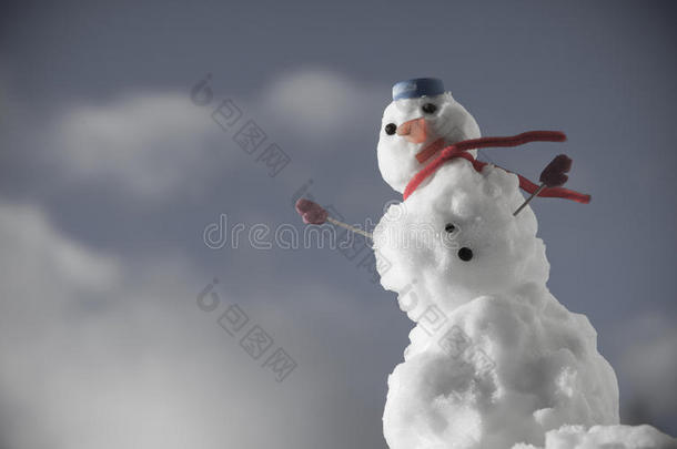 圣诞快乐小雪人戴着粉色手套在户外。冬季。