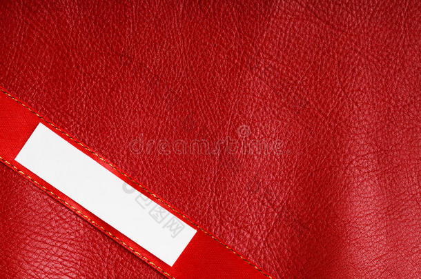 红色皮革背景上的一张废纸空白复印空间