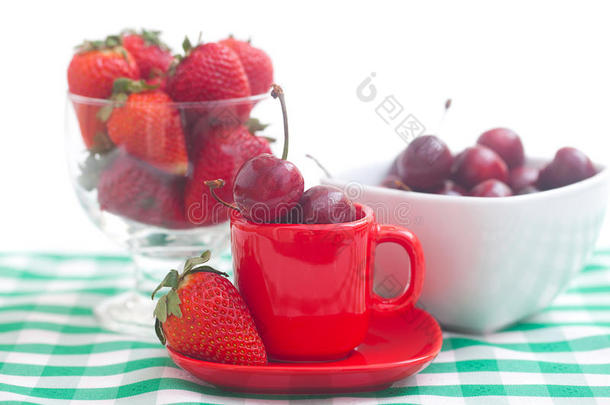 <strong>樱桃</strong>和草莓放在<strong>一个</strong>陶瓷和玻璃碗里
