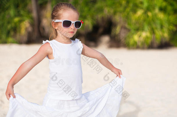 穿白色长裙的可爱小女孩画像
