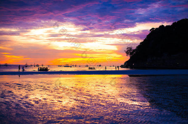 长滩岛上绚丽多彩的夕阳，