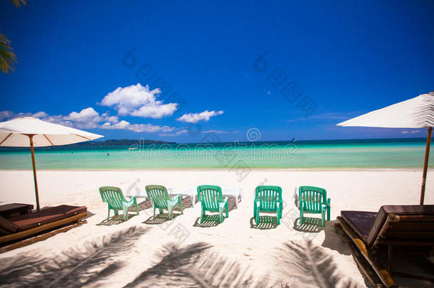 热带完美白色沙滩上的沙滩椅