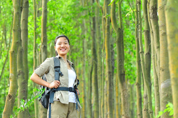 热带丛林中的女徒步旅行者