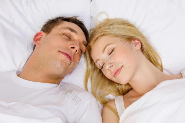 睡在床上的幸福夫妻