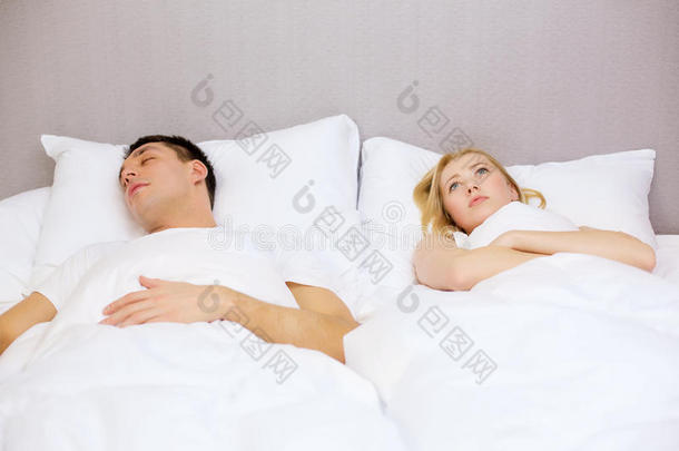 睡在床上的幸福夫妻