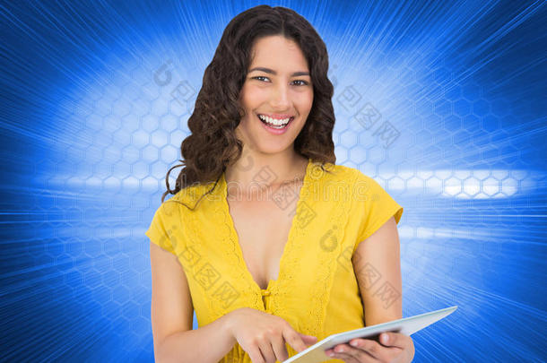 微笑的休闲年轻女子在平板电脑上滚动