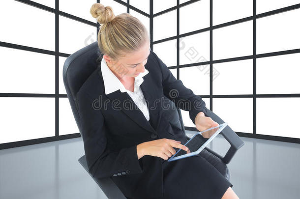 坐在带<strong>写字板</strong>的转椅上的女商人