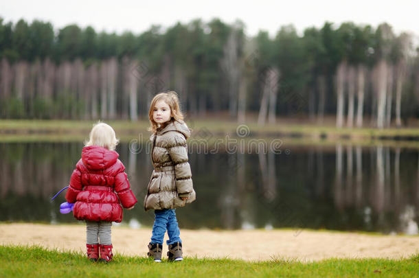 两姐妹欣赏深秋的景色