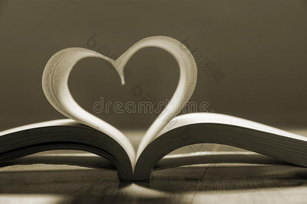 翻开书页形成心形。