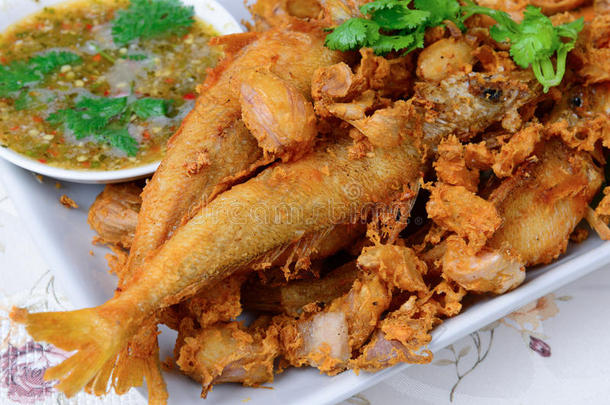 泰国菜名：蒜椒银条鱼