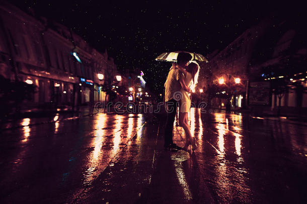 雨中的爱/雨伞下亲吻情侣的剪影