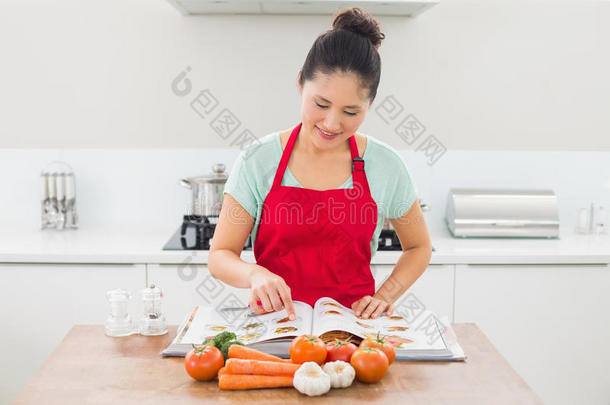 厨房里有菜谱和蔬菜的女人