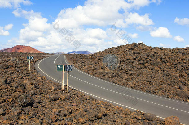 穿过洛斯赫维德罗斯附近熔岩和火山山脉的公路