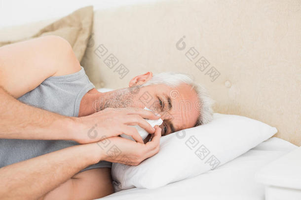 一个在床上患感冒的成年男子的特写