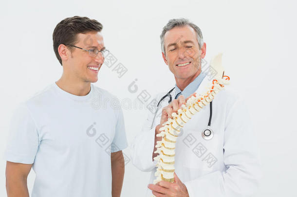 医生在<strong>骨骼模型</strong>上给病人看东西