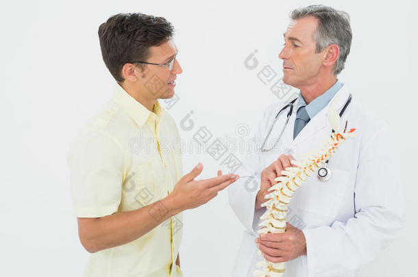 医生在<strong>骨骼模型</strong>上给病人看东西