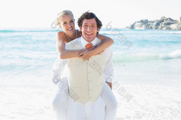 快乐的新娘在镜头前微笑着从丈夫那里得到一只小猪