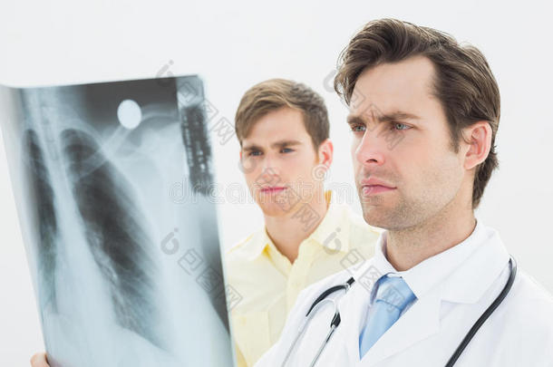 医生和病人集中检查肺部x光片