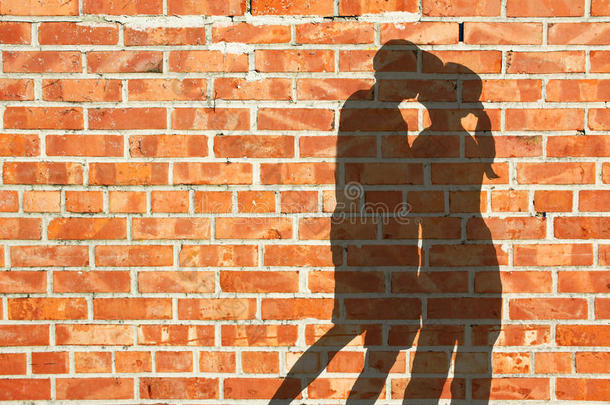 红砖墙亲吻剪影情侣