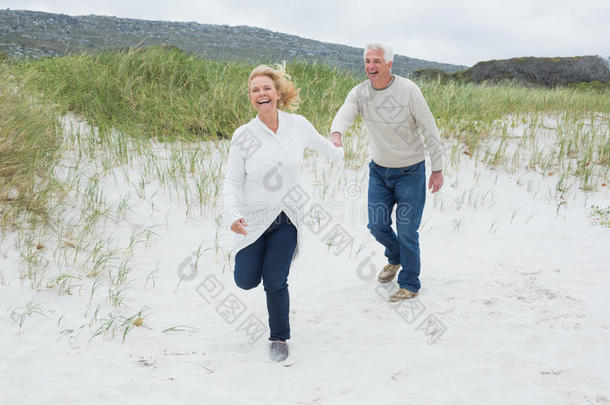 快乐的<strong>老年</strong>夫妇在沙滩上<strong>跑步</strong>