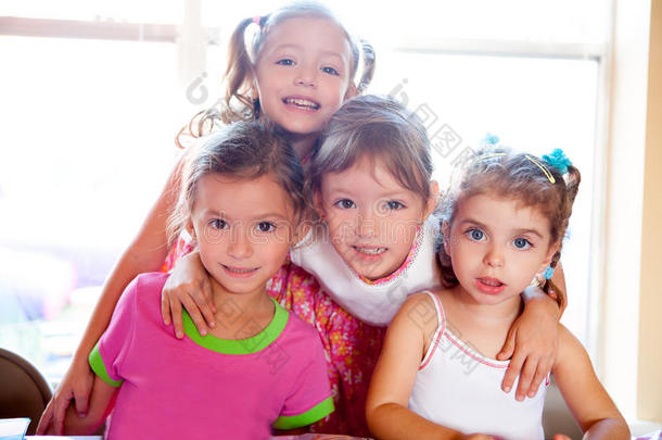 妹妹和朋友小女孩拥抱在一起快乐
