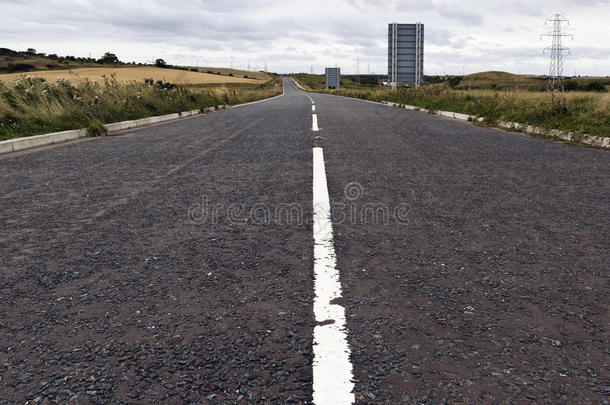 没有车辆和人员的长路或高速公路