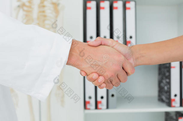 医生和病人握手的特写镜头