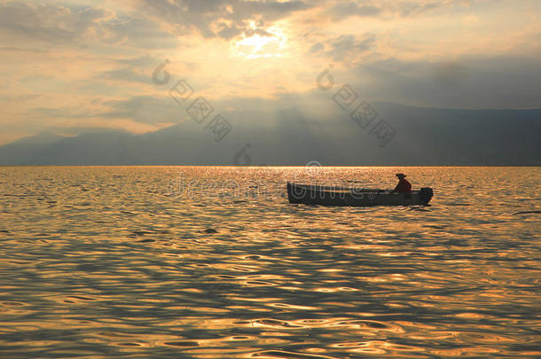 嘉达湖的渔船，<strong>夕阳</strong>下的<strong>浪漫</strong>情怀