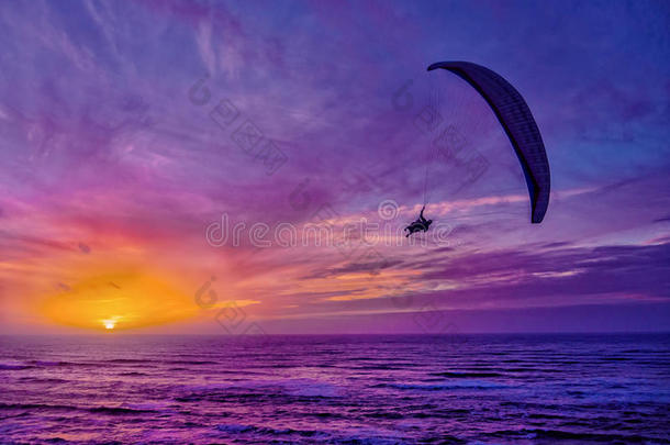 日落滑翔伞飞行