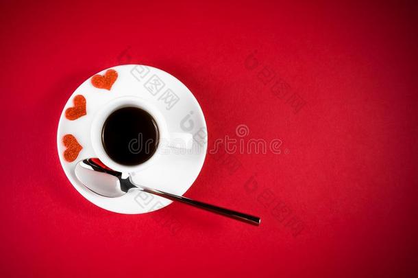 红色桌上咖啡杯旁<strong>装饰红心</strong>的俯视图，概念情人节