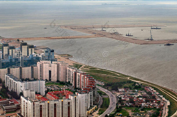 住宅区和建设客运海港的俯视图。