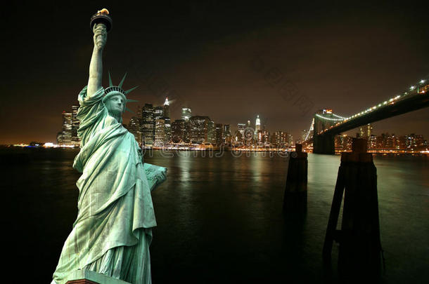 自由女神像反对黑夜，美国纽约市