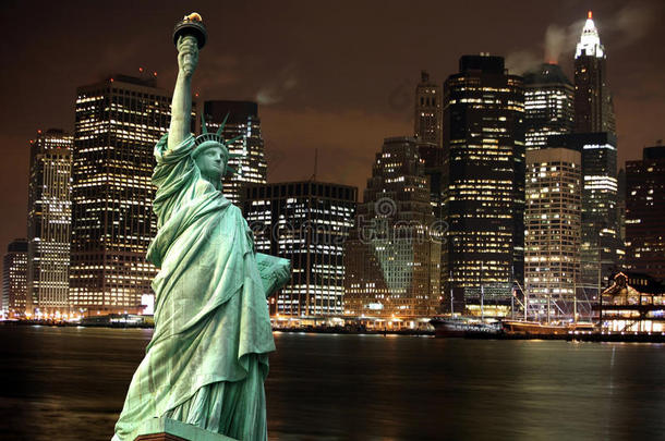 自由女神像反对黑夜，美国纽约市