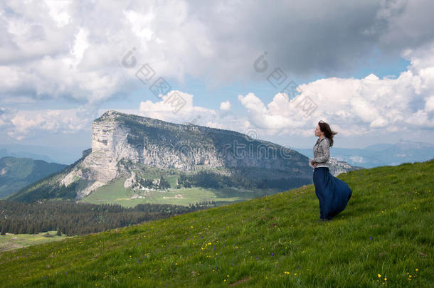在山里散步的年轻女子。阿尔卑斯山
