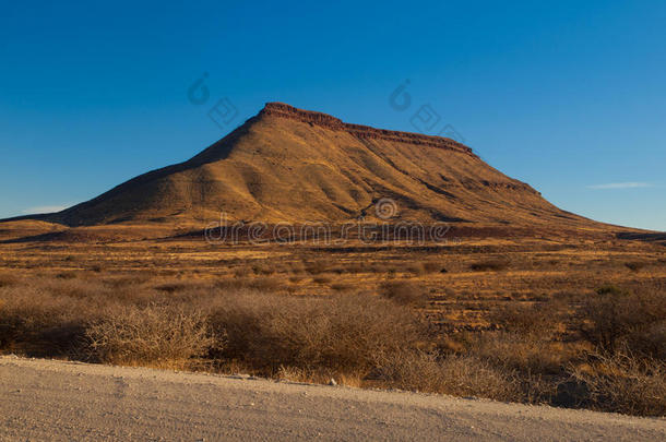 砾石路和桌子山