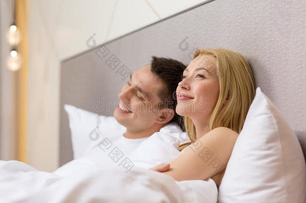 幸福夫妻在床上做梦