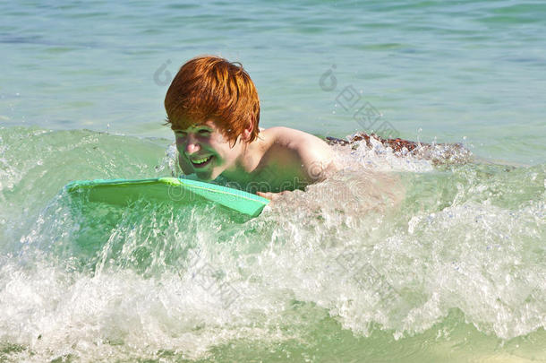 小男孩喜欢在海边度假