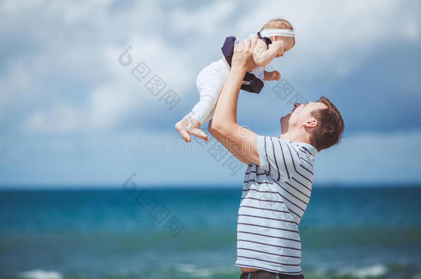 一个快乐的家庭的写照：夏天在蓝海边玩耍