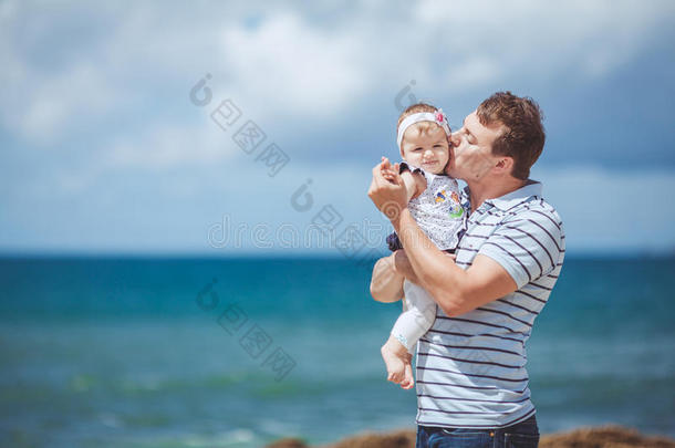 一个快乐的家庭的写照：夏天在蓝海边玩耍