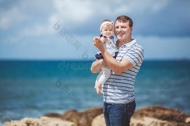 一个快乐的家庭的写照：夏天在蓝海边玩耍