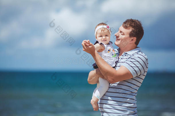 一个快乐的家庭的写照：夏天在蓝海边玩耍