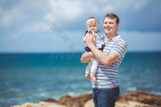 一个快乐的家庭的写照：夏天在蓝海边玩耍