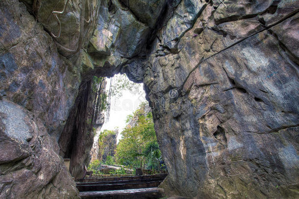 岘城大理岩山洞